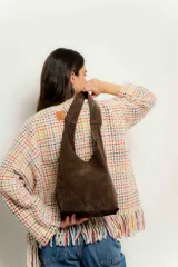Mini bolso tipo tote de cuero gamuzado en color marrón oscuro, con diseño minimalista y asa integrada para llevar al hombro.