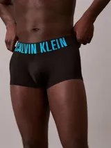 Pack de tres bóxers tipo trunk de Calvin Klein, color negro. La cinturilla elástica distintiva presenta el logo de la marca en tres colores: azul cian, blanco y blanco.