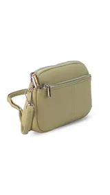 Bandolera pequeña de diseño rectangular en color beige, confeccionada en cuero sintético. Presenta una correa larga ajustable del mismo material y cierre superior con cremallera. Incluye el logo de la marca grabado en la parte frontal.