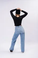 Jeans loose fit de tiro medio, color celeste claro, con corte recto y relajado de inspiración noventera.