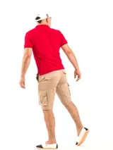 Bermuda cargo azul con bolsillos laterales y traseros con solapa.