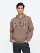 Canguro Gap de color marrón topo, con capucha ajustable mediante cordones, bolsillo frontal tipo canguro y el logotipo de la marca estampado en el pecho en tono contrastante.