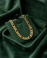 Cadena de acero con baño de oro, diseño de eslabones tipo figaro, con acabado brillante.