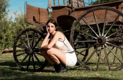 Blusa color beige con diseño calado y terminaciones en negro.