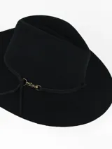 Sombrero tipo fedora de paño de lana impermeable, color negro, con ala ancha y detalle de cinta con herraje metálico dorado.