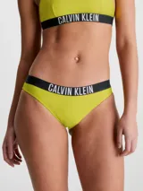 Parte de abajo de bikini color amarillo con textura de canalé y cintura elástica negra con logo de Calvin Klein en blanco.