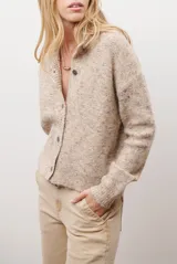 Cárdigan color crudo con textura jaspeada, cuello redondo y cierre frontal con botones.