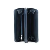 Billetera de mujer color azul, con textura símil cuero y doble cierre. Cuenta con herrajes plateados, un bolsillo interno con cierre y 14 compartimientos.