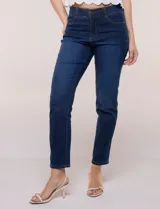 Pantalón jean tiro alto de corte recto y levemente entallado hacia los tobillos, con cinco bolsillos y dobladillo opcional en el ruedo.
