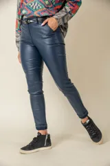 Pantalón de eco-cuero color camel, tiro alto, corte recto y flexible.