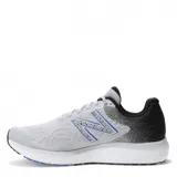 Championes New Balance Fresh Foam 680 V7, color gris con logo azul en el lateral, capellada de malla transpirable y suela de goma.