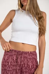 Musculosa blanca de algodón peinado con elastano, corte al cuerpo y cuello redondo.