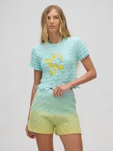 Short de punto tejido con patrón de rombos en tonos degradados de celeste y amarillo. Presenta una pretina elástica y un calce suelto.