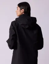 Gabardina impermeable color beige, marca Weatherproof, con cierre central, bolsillos delanteros con botones a presión, capucha desmontable y forro interno.