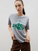 Remera de algodón de corte clásico y cuello redondo, color negro con estampa frontal en color azul que representa montañas y un esquiador con la inscripción Ski Festival.