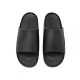 Ojotas Nike modelo Calm, de diseño minimalista y una sola pieza, color negro. Presentan una plantilla texturizada para mayor agarre y el logo de Nike sutilmente grabado en la parte superior y en la plantilla.