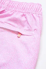Short de baño rosa con estampado de lunares blancos, cintura elástica con cordón ajustable, bolsillos laterales y trasero con cierre, logo de la marca bordado en la pierna y suspensor de malla fina.