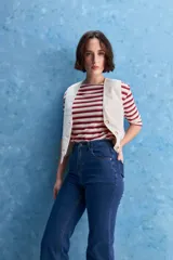 Jean de tiro alto con corte recto, confeccionado en denim con spandex. Presenta un lavado gris oscuro con efecto desgastado, cierre frontal con botón y bolsillos laterales y traseros.