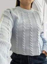 Sweater celeste de punto trenzado con cuello redondo y corte crop.