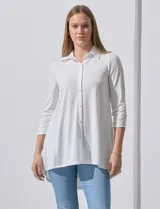 Camisola azul de manga tres cuartos, marca Rio & Rian. Cuello con solapa y abertura central con botones. Manga con detalle fruncido.