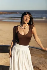 Body de color marrón con escote redondo y tirantes anchos fruncidos en los hombros, confeccionado con un diseño ajustado al cuerpo.