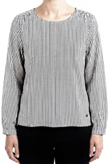 Blusa de manga larga con cuello redondo, confeccionada en tela liviana con estampado de rayas verticales finas en color negro sobre fondo blanco.