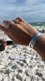 Pulsera tipo esclava abierta con diseño rústico y acabado irregular, fabricada en bronce y alpaca.