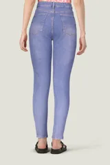 Pantalón de jean chupín color celeste claro.