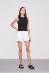 Top color beige de tejido de punto acanalado, con cuello redondo y sin mangas.