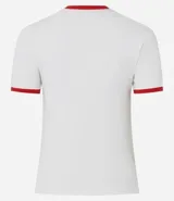 Remera blanca de algodón con estampa frontal de Mickey Mouse y detalles en color rojo en cuello y mangas. Presenta un diseño ajustado con líneas laterales en las mangas.