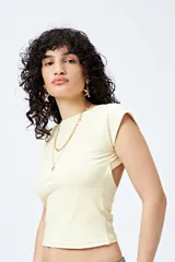 Top de manga corta color amarillo claro, con escote redondo cerrado, ajuste al cuerpo y diseño de espalda abierta.