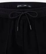 Bermuda masculina color marrón oscuro, confeccionada en tela French Terry, con cintura elástica y cordón de ajuste. Presenta bolsillos cargo funcionales a los lados.