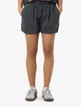 Short de jean negro con lavado ácido, tiro medio y terminaciones rectas.