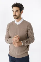 Sweater de punto color azul marino, con cuello en V y mangas largas.