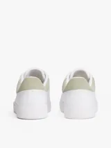 Zapatillas de tenis Tommy Hilfiger de corte bajo, confeccionadas en piel napa blanca con paneles de textura en color verde claro en el talón. Presentan suela gruesa de goma, cierre con cordones y logo metálico en bajo relieve en el lateral.