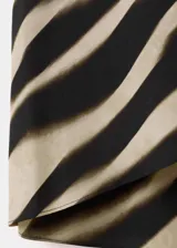 Blusa sin mangas con estampado animal print tipo cebra, de corte holgado y diseño con solapa frontal superpuesta.