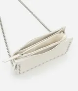 Cartera bandolera pequeña de cuero sintético rojo oscuro, con textura lisa, cierre de hebilla y asa de cadena plateada.