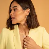 Conjunto de collar con dije circular de cuarzo rosa engarzado en plata 925, con cadena de eslabones finos.