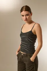 Top de breteles finos con acabado brillante tipo lurex, de corte ajustado al cuerpo y escote recto.