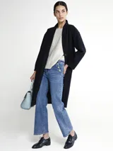 Pantalón de jean azul de corte recto, con bolsillos delanteros y traseros, y detalle de tres botones en los bolsillos delanteros.