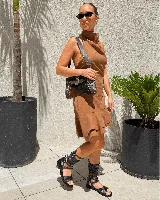 Cartera bandolera de cuero marrón con apliques de cuero con pelo animal print y tachas metálicas.