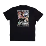 Remera de manga corta color negro con estampado gráfico estilo collage en la espalda, que incluye elementos de skate, tipografía y un marco de tablero de ajedrez.