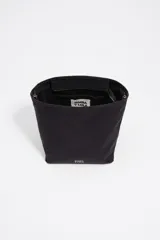 Bolso bandolera de tamaño pequeño en color verde oliva, confeccionado en poliamida con detalles en piel vacuna. Cuenta con asa larga regulable de tejido en color negro, cierre superior con cremallera y logo de la marca estampado en la parte frontal.