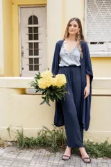 Kimono azul marino con terminación en razo.