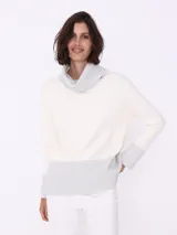 Sweater blanco con cuello alto y puños en color gris.
