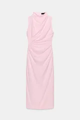 Vestido midi de cuello subido y sin mangas, confeccionado con un diseño drapeado lateral que aporta textura y movimiento a la prenda. Presenta un corte entallado y cierre de cremallera oculta en la espalda.
