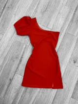 Minivestido blanco con un hombro descubierto y manga corta abullonada.