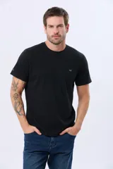 Remera lisa de manga corta y cuello redondo, color gris oscuro, de calce cómodo con pequeño logo bordado en el pecho.