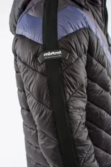 Campera puffer de nylon con relleno de guata, diseño capitoneado y capucha desmontable. Presenta un patrón de chevron en color azul sobre base negra, cierre frontal y bolsillos laterales con cierre.