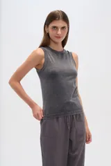 Musculosa gris sin mangas, al cuerpo y cuello a la base.